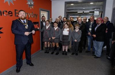 Mayor of St Helens Borough Cllr Seve Gomez-Aspron unveils a plaque to honour former councillor Linda Maloney at Ashurst Primary School